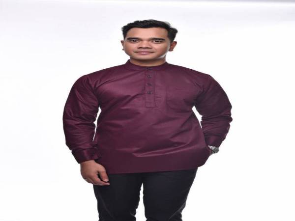 Alif bergaya dengan salah satu baju yang dihasilkannya