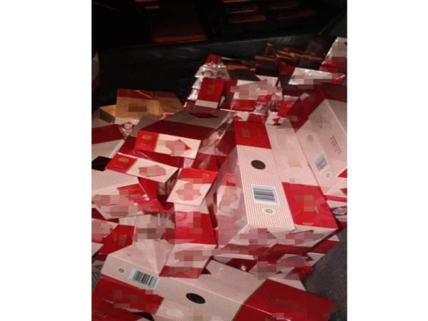 Rokok seludup bernilai RM10,400 yang dirampas susulan penahanan sebuah kereta jenis Proton Iswara di persimpangan Kong Jong, Pasir Gudang, awal pagi tadi. -FOTO IHSAN PASUKAN GERAKAN AM 