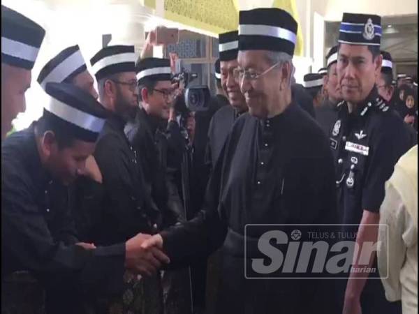 Perdana Menteri, Tun Dr Mahathir Mohamad bersalaman bersama orang ramai ketika memberi penghormatan terakhir kepada Almarhum Paduka Ayahanda Sultan Pahang, Sultan Ahmad Shah di Istana Abu Bakar Pekan, di sini, hari ini.
