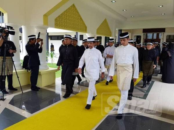 Sultan Hassanal Bolkiah (tengah) diiringi Tengku Hassanal Ibrahim masuk ke dalam balairung Seri Istana Abu Bakar, sebentar tadi.