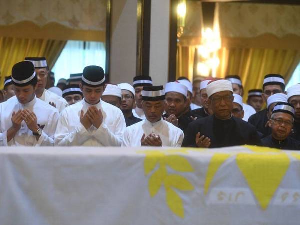 Yang di-Pertuan Agong Al- Sultan Abdullah Ri’ayatuddin Al- Mustafa Billah Shah mengaminkan doa sejurus selesai menunaikan Solat Jenazah Almarhum Paduka Ayahanda Sultan Haji Ahmad Shah Al- Musta’in Billah di Istana Abu Bakar, Pekan hari ini. - Foto Bernama