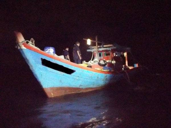 Siput yang terdapat di atas bot nelayan yang dirampas.