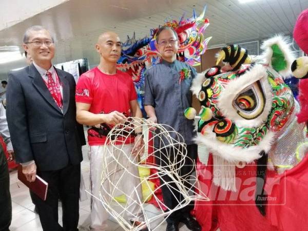 Boon Chye (kanan) ketika melawat Pameran Pendidikan Kebudayaan di Sekolah Menengah Poi Lam (SUWA) hari ini. 