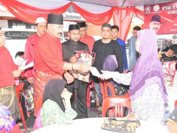 Abu Bakar ketika menyampaikan pek cenderahati ketika program berkenaan di Ampang semalam.