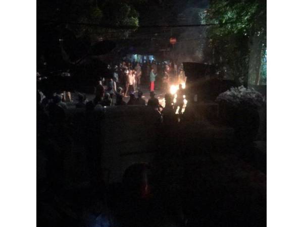 Gambar penunjuk perasaan membakar objek di tepi jalan dirakam Nur Amira.