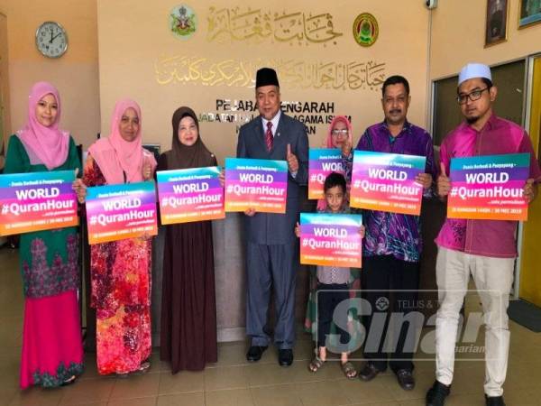 
Che Mohd Rahim (tengah) menerima kunjungan Pengurus Sinar Harian Kelantan, Surena Mohd Noor di pejabatnya semalam. 