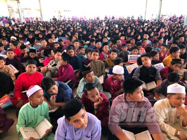 Murid yang khusus mendengar bacaan surah al-kahf bersama-sama tadabbur tentang maksud ayat 1 hingga 10 surah itu.