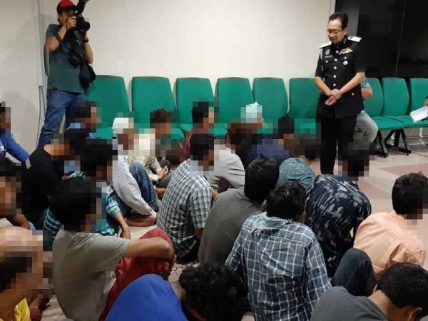 Kamaluddin memeriksa sebahagian warga India yang ditahan bersama suspek utama sindiket penyeludupan migran di sempadan Pengkalan Hulu-Betong, malam tadi. - Foto Noor Ainon Mohamed Yusof