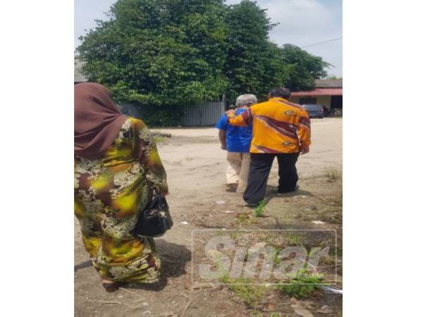 Warga emas (kiri) membawa anggota penguat kuasa kononnya hendak menunjukkan rumahnya seperti diarahkan.