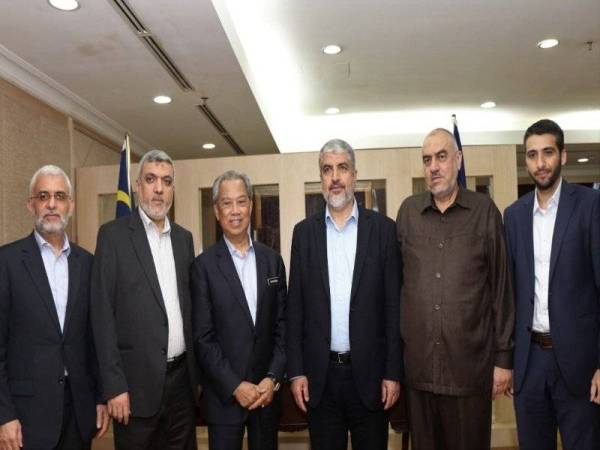 Muhyiddin (tiga dari kiri) menerima kunjungan hormat daripada Hamas yang diketuai bekas pemimpinnya, Khaled di pejabatnya hari ini.