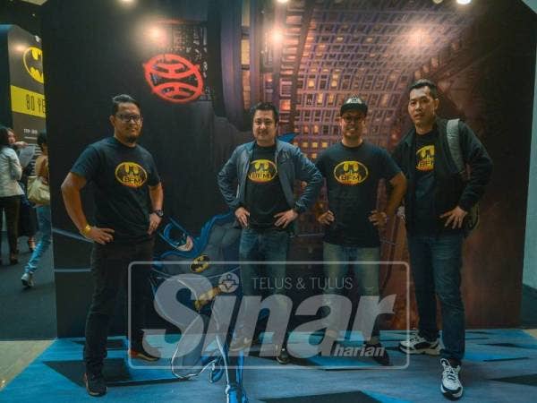 Razman Shah (dua kiri) bersama ahli Kelab Peminat Batman Malaysia yang turut hadir memberikan sokongan. 