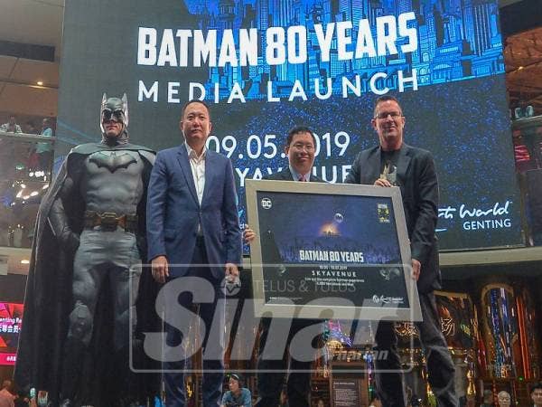 Naib Presiden Operasi Resort, Lim Keong Han (dua kanan) menyerahkan plat kepada wakil Warner Bros, Neal Rudge pada sambutan itu. 