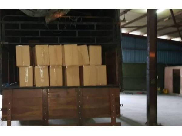 Polis merampas 43,500 karton rokok dianggar bernilai RM7.13 juta dalam serbuan di Shah Alam, Selangor, semalam.