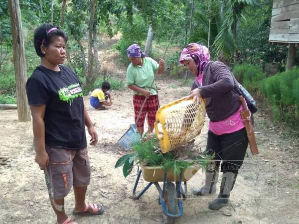 Penduduk orang asli membersihkan kawasan rumah mereka sementara menanti waktu berbuka puasa anjuran Unit CSR Glitzkoin dan NGO Shoulder dengan kerjasama LPPKN serta TUDM di Kg Jeram Padang, Bahau, Negeri Sembilan. 