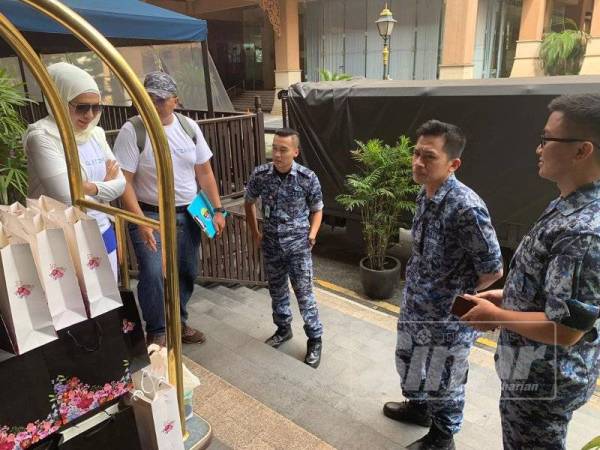 Pegawai TUDM, sukarelawan Unit CSR Glitzkoin dan NGO Shoulder gigih mengendalikan Program Jiwa Murni Majlis Iftar Ramadan bersama Masyarakat Islam Orang Asli Kg Jeram Padang, Bahau Negeri Sembilan.