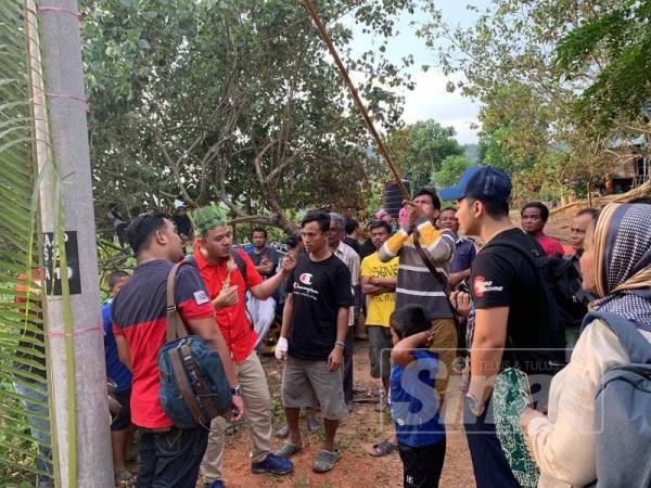 Penduduk orang asli bermesra dengan sukarelawan Unit CSR Glitzkoin, NGO Shoulder, LPPKN dan pegawai serta anggota TUDM sebelum majlis iftar di Kg Jeram Padang, Bahau, Negeri Sembilan. 