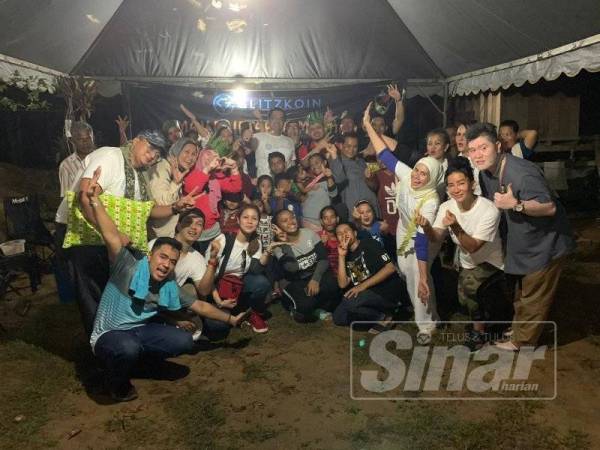 Sukarelawan Unit CSR Glitzkoin dan NGO Shoulder dengan kerjasama LPPKN serta TUDM meraikan kegembiraan bersama penduduk orang asli selepas Program Jiwa Murni Majlis Iftar Ramadan bersama Masyarakat Orang Asli Kg Jeram Padang, Bahau, Negeri Sembilan.

