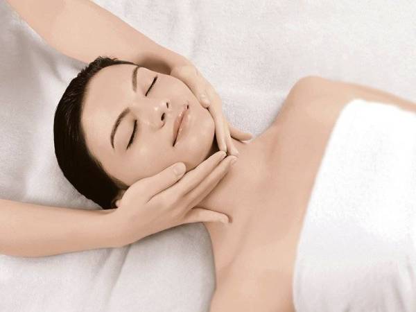 URUTAN dan rawatan wajah yang dibelai dengan jari-jemari memberikan kesan optimum.