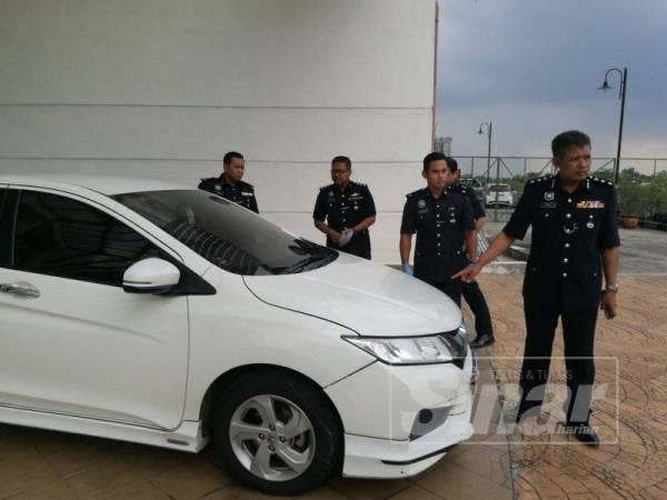 Kenderaan Honda City yang digunakan lelaki Nigeria terbabit untuk kegiatan pengedaran dadah berjaya dikesan dalam serbuan di Bandar Kinrara, Puchong, awal pagi tadi.
