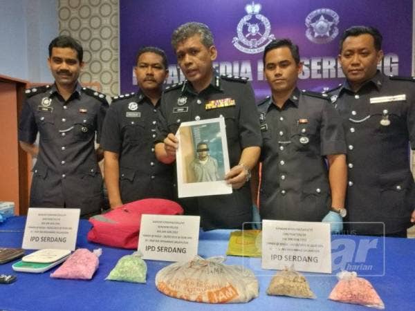 Ismadi (tengah) menunjukkan tangkapan seorang lelaki Nigeria serta rampasan dadah susulan operasi di Bandar Kinrara, Puchong, awal pagi tadi.