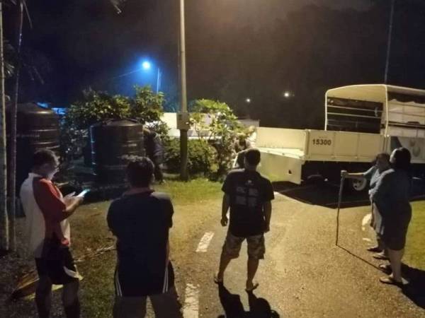 Air Selangor membekalkan empat tangki statik penuh berisi air bersih untuk kegunaan penduduk KOA Sungai Buloh. - Foto Facebook Sivarasa Rasiah