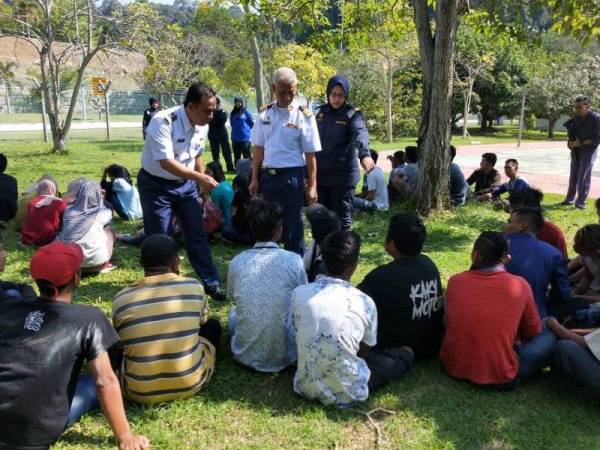 Wan Mat (berdiri, tengah) melihat 74 PATI Indonesia yang ditahan APMM.