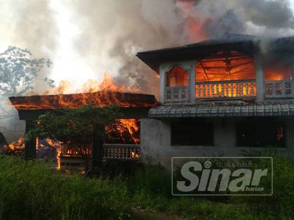 Api sedang marak membakar salah sebuah rumah di belakang SK Rantau Panjang.