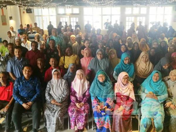 Dr Wan Azizah (tengah) bergambar dengan ahli PKR yang hadir dalam majlis perasmian Dewan Yayasan Aman di Penanti, petang tadi.