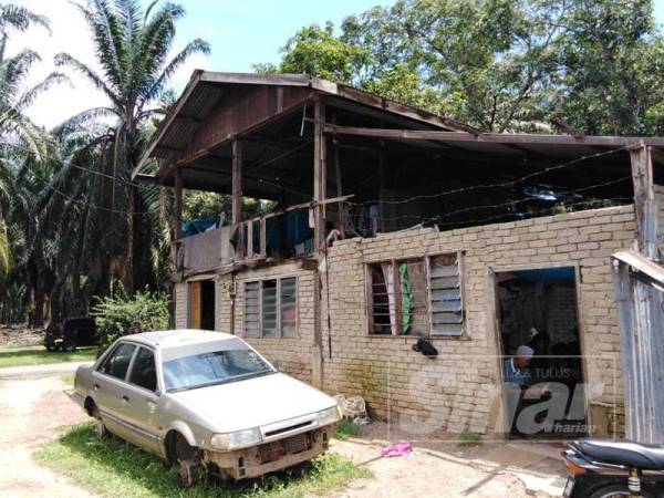 Rumah usang milik mertua Mohd Ridzuan kini dalam proses baik pulih.