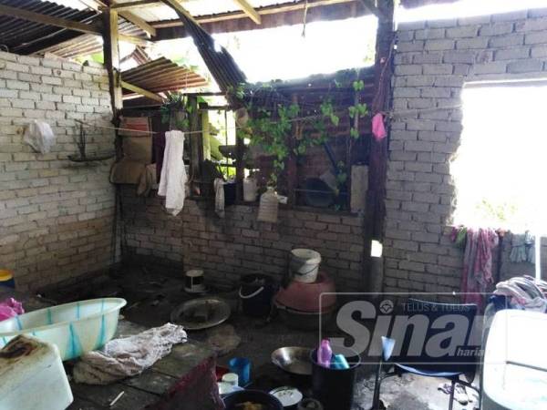 Keadaan di dalam rumah Mohd Ridzuan yang serba daif.