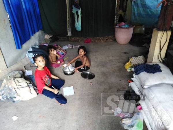 Anak-anak Mohd Ridzuan menguruskan diri sendiri memandangkan ibu mereka ditahan di wad Hospital Sultanah Bahiyah.