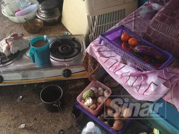 Keadaan dapur yang serba kekurangan.