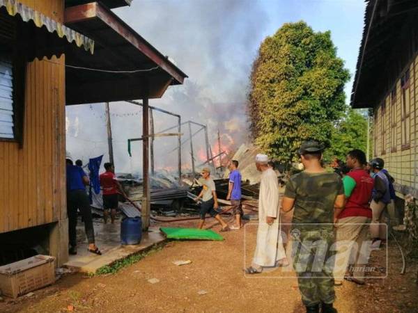 Orang ramai memenuhi tempat kejadian.