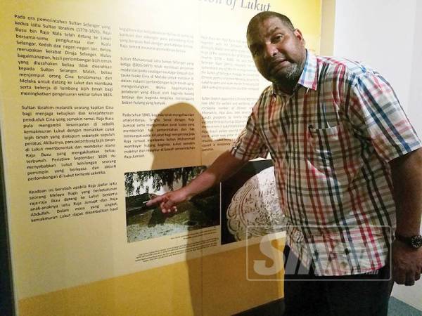 Kadir Bashah menunjukkan antara kubu pertahanan yang dibina Raja Melayu di Lukut.