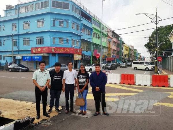 Chee Meng (tengah) meninjau Jalan Datuk Teow SIew Khor yang ditutup sementara.
