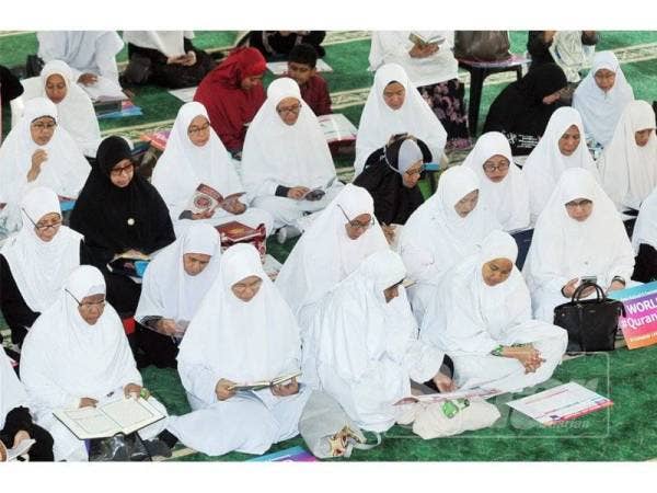  Hadirin Muslimat Pas membaca al-Quran pada pelancaran World #QuranHour: Sinergi Misi al-Khaf di Masjid Taman Subang Perdana. - FOTO ROSLI TALIB