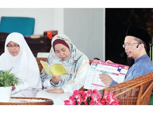 Ketua Pegawai Penyelidik Yayasan Warisan Ummah, Fazrul Ismail menerangkan resolusi al-Khaf kepada hadirin yang hadir pada pelancaran World #QuranHour: Sinergi Misi Al-Khaf bersama Muslimat Pas di Masjid Taman Subang Perdana. - FOTO ROSLI TALIB