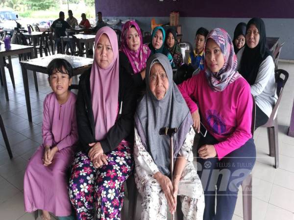 Ahli keluarga dua nelayan yang dikhuatiri lemas menunggu di Jeti Nelayan Ayer Baloi.