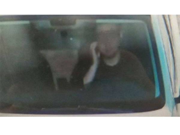 Liu didenda gara-gara menggaru muka ketika memandu. - Foto Sina Weibo