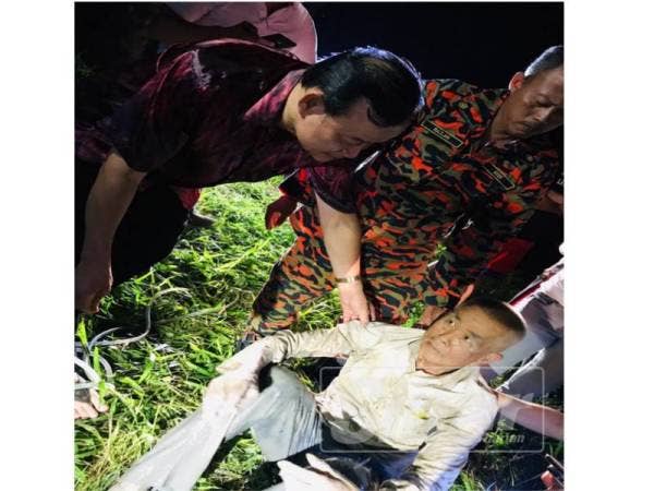 Koo Ham menenangkan mangsa yang kelihatan lemah selepas terjatuh dalam perigi.