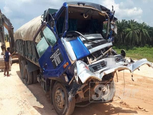 Lori dipandu mangsa berusia 22 tahun remuk dalam kejadian kemalangan di Banting semalam.
