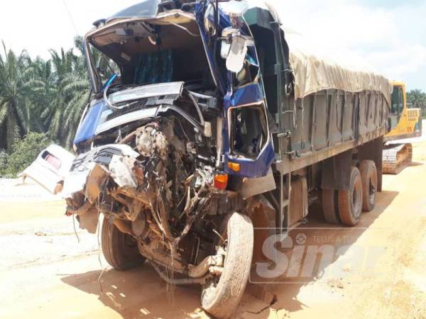 Lori dipandu mangsa berusia 22 tahun remuk dalam kejadian kemalangan di Banting semalam.