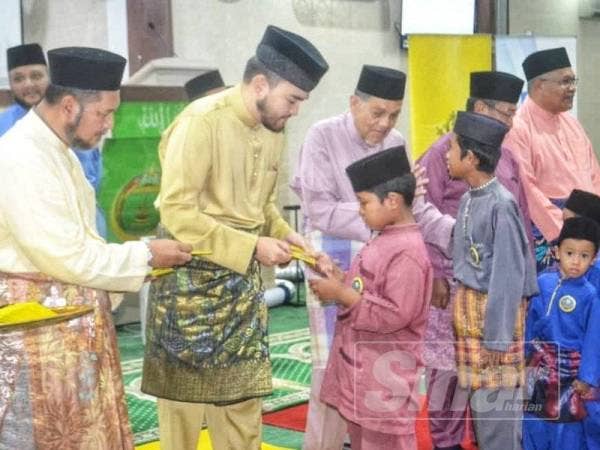 Tengku Amir Shah menyampaikan sumbangan kepada salah seorang anak yatim di Masjid At-Taqwa, Kampung Selayang Baru, di sini hari ini.