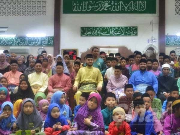 Tengku Amir Shah (tengah) bergambar bersama tetamu khas dan penerima selepas selesai upacara penyampaian sumbangan Aidilfitri di Masjid At-Taqwa, Kampung Selayang Baru, di sini hari ini.