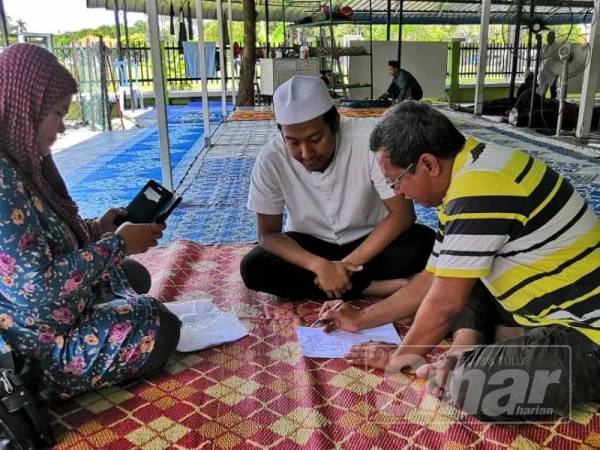 Mizan (kanan) turut memanjangkan permasalahan tersebut kepaa Mohd Najwan (tengah) yang ditemuinya, semalam.