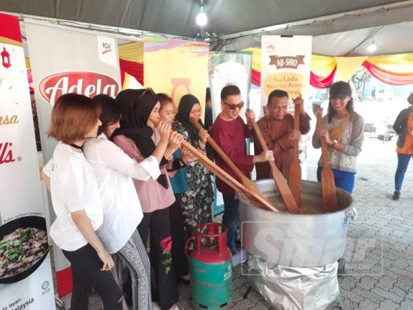 Aktiviti memasak bubur lambuk ini diadakan bersama-sama dan gotong royong oleh pihak yang terlibat.