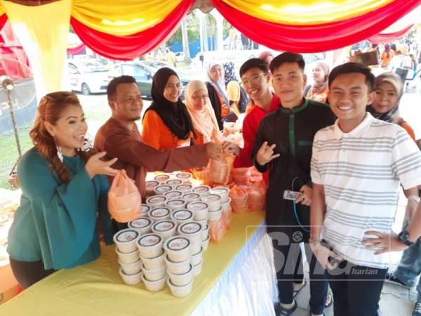 Sebanyak 20 periuk bubur lambuk yang dimasak ini akan diedarkan kepada orang ramai, pasukan beruniform dan masjid sekitar Shah Alam.