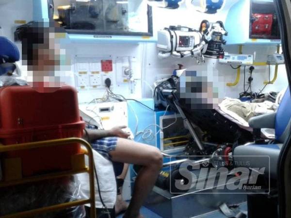 Dua lelaki terselamat dibawa mendapatkan rawatan di HRPB.