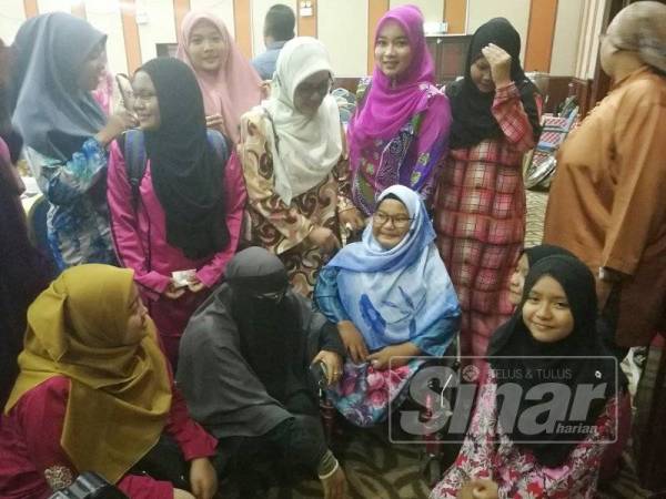Nur Amirka Wahida bersama rakan-rakan dan wakil PIBG/PIBK SMK Ibrahim Fikri yang hadir sempena program Infak Perdana Ramadan anjuran gabungan badan bukan kerajaan (NGO) Penggerak Dasar Komuniti Negara Kementerian Perumahan Kerajaan Tempatan (KPKT) di TER, Kuala Ibai, di sini, semalam.