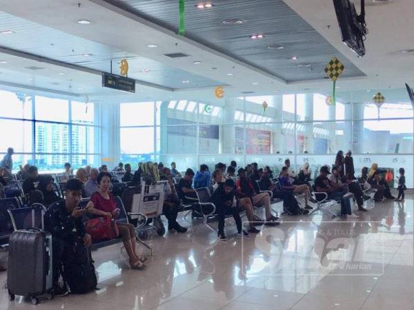 
Orang ramai sedang menunggu bas di TBS Kuala Lumpur semalam.